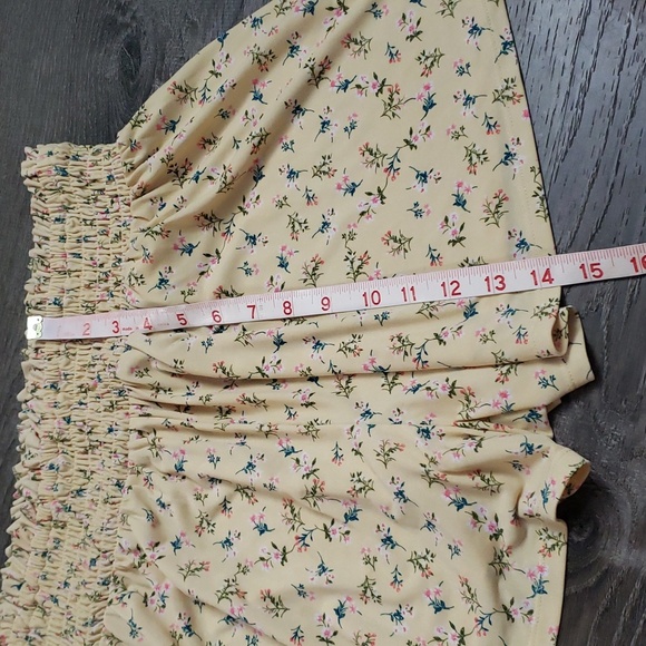 BCBGENERATION Yellow Floral Pullon Shirred Waist Shorts Sz L - Picture 8 of 9